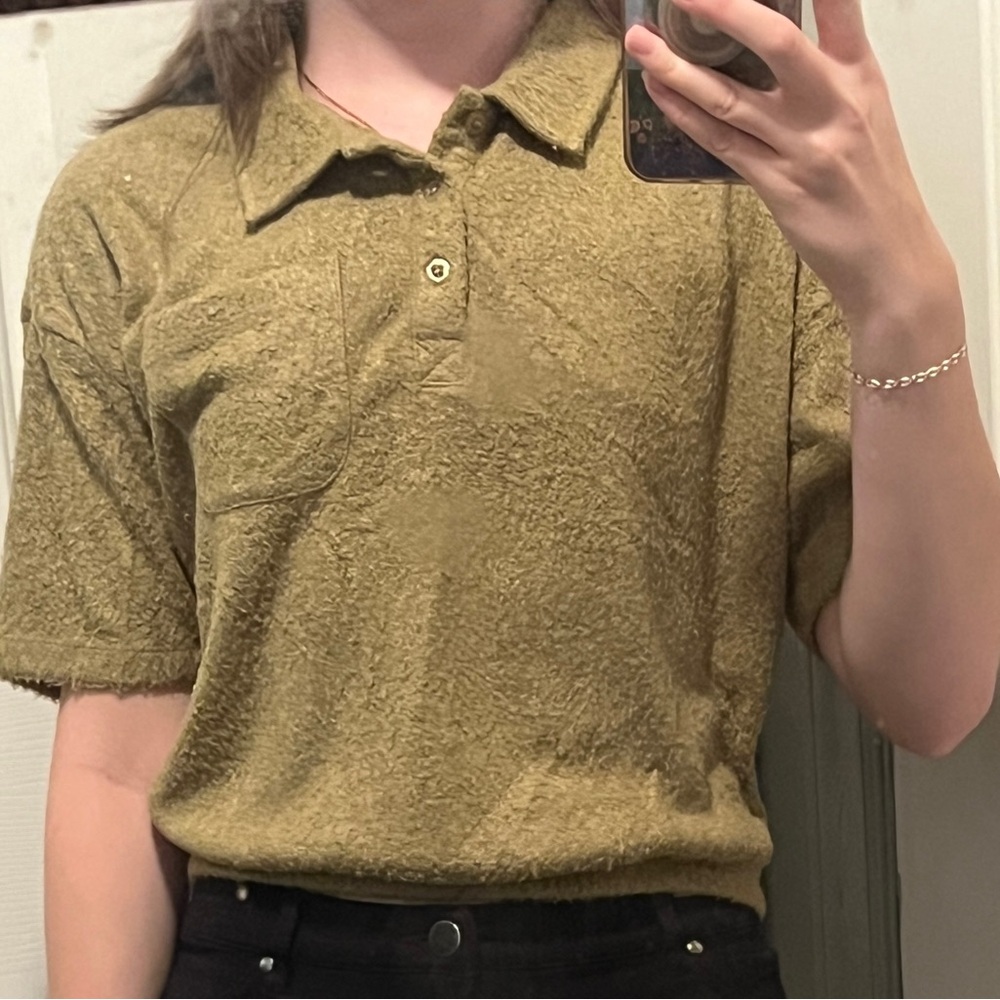Soft/fuzzy crop-like woman’s top